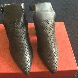 🆕Donald Pliner Varen Heel Cutout Perforated Boot 7.5
